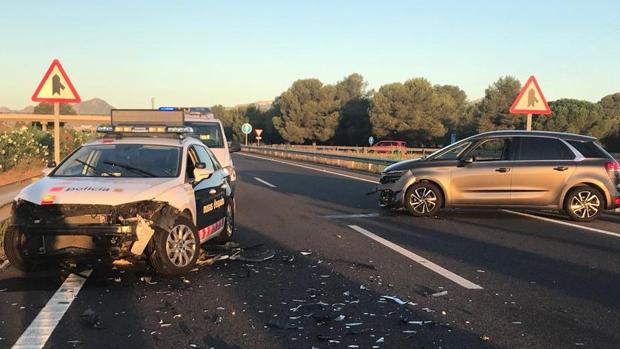 El coche accidentado y un vehículo policial