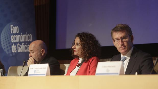 María Jesús Montero, entre Javier Losada y Alberto Núñez Feijóo, el pasado 30 de julio en La Coruña
