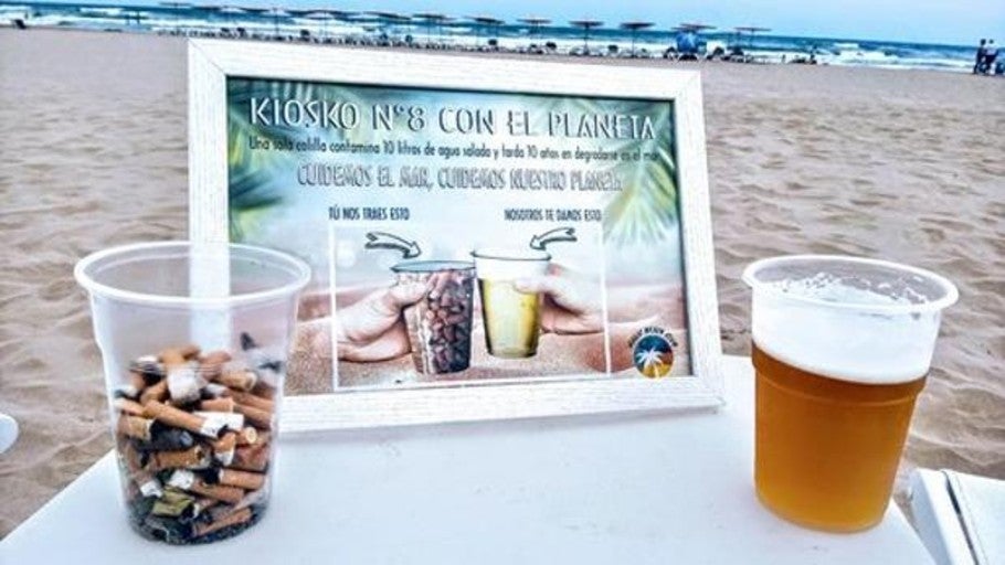 El hotel Villa Luz canjea vasos con colillas por vasos de cerveza para fomentar la limpieza de la playa de Gandia