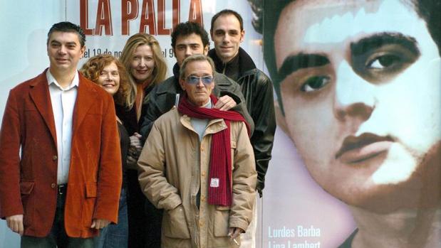Pirondello (derecha), junto a otros actores y profesionales de la obra «El pes de la palla», de una obra de Terenci Moix