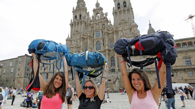 Peregrinos al terminar el Camino de Santiago