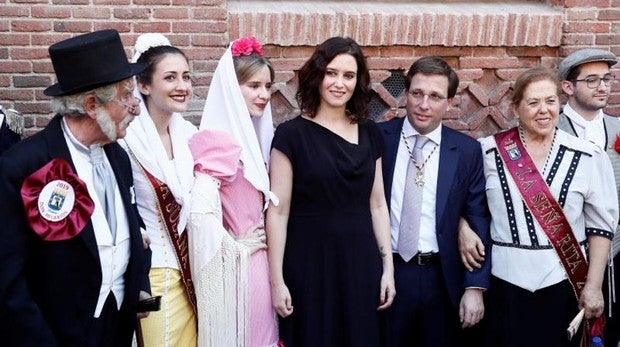La presidenta Isabel Díaz Ayusoy el alcalde de la capital José Luis Martínez-Almeida, ayer, en las fiestas de La Paloma