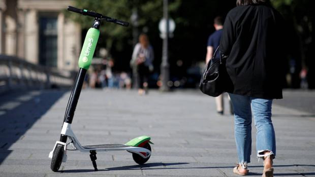 Imagen de archivo de un patinete eléctrico