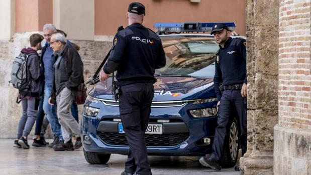 Dos policías nacionales durante una intervención en Valencia