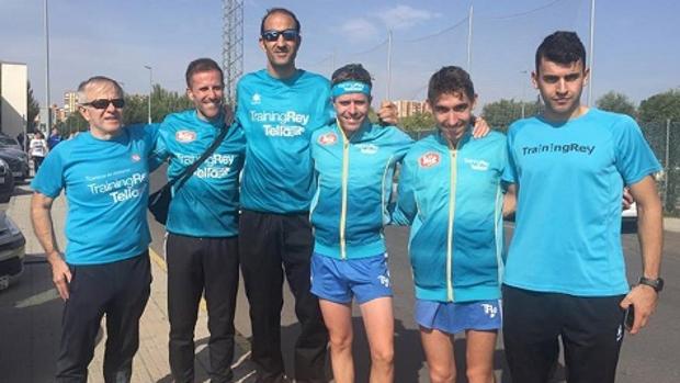 Julio Vicente Rey (a la izquierda), con algunos atletas de TrainningRey, entre ellos sus dos hijos