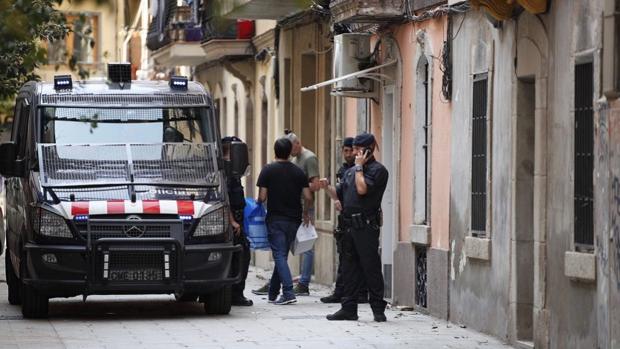 Agentes de los Mossos d'Esquadra en una operación en Barcelona