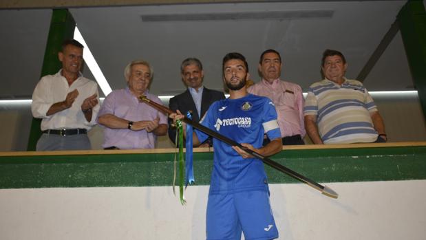El presidente del CD Toledo y los concejales Del Pino y Gamarra tras la entrega del trofeo a l capitán Alba, del Getafe