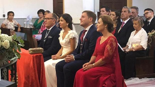 Un momento de la ceremonia en la iglesia parroquial de Malpica de Tajo (Toledo)
