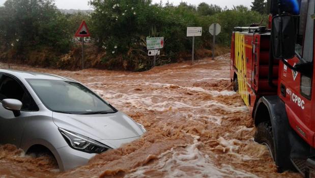 Imagen del rescate de uno de los coches atrapado por las lluvias en Benicarló