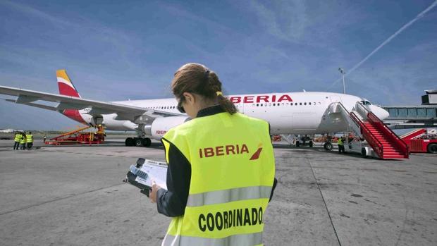 Imagen de archivo de una trabajadora de tierra de Iberia