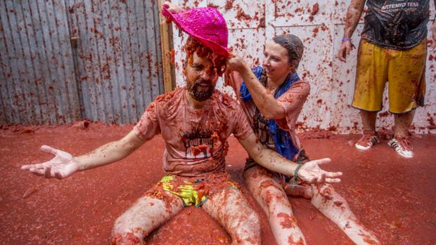 Imagen de archivo de dos participantes de «La Tomatina» de Buñol
