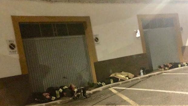 Bomberos que trabajan en el incendio de Gran Canaria duermen en la calle
