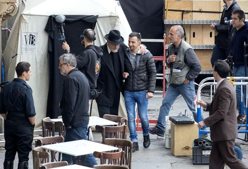 Alejandro Amenábar y Karra Elejalde, en el rodaje en Salamanca