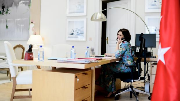 La presidenta Díaz Ayuso, trabajando en su despacho durante su primera jornada en Sol