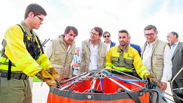 Mañueco y Suárez-Quiñónes, ayer en la base de Las Casillas con las brigadas forestales