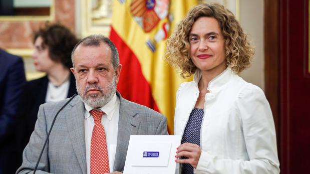 El Defensor del Puieblo en funciones, Francisco Fernández Marugániz junto a la presidenta del Congreso, Meritxell Batet