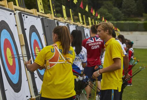 Participantes comprueban los resultados de sus flechas