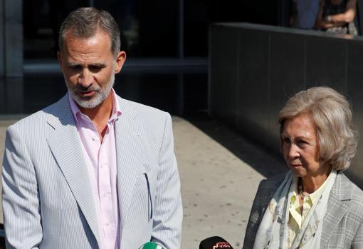 El Rey la Reina Doña Sofía compareciendo ante los medios después de su salida del Hospital Quirón