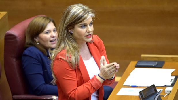 Eva Ortiz en les Corts Valencianes junto a la presidenta del PPCV, Isabel Bonig