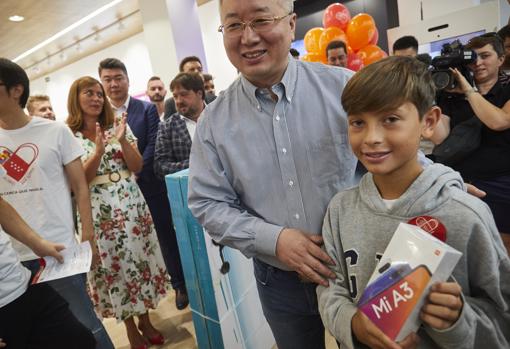 Diego muestra su regalo