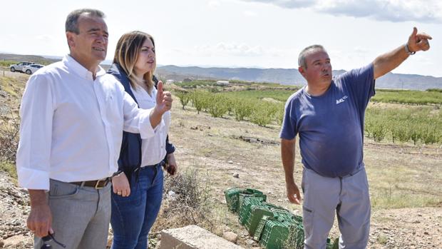Sánchez Quero y la diputada nacional Noemí Villagrasa (izquierda), junto al alcalde de Aniñón, José Manuel Sebastián, uno de los municipios más afectados