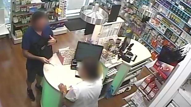 El individuo, que lucía buen aspecto, se disculpaba después de cometer los atracos