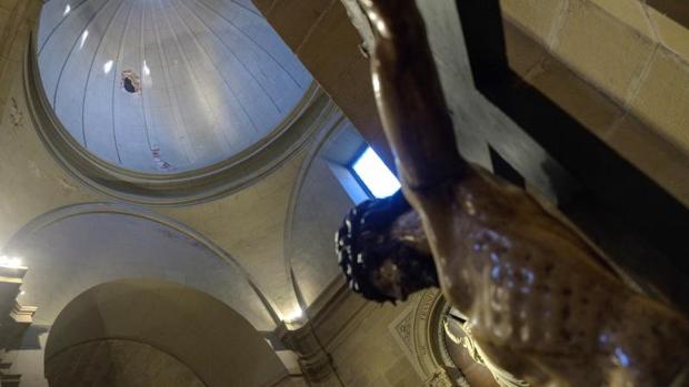 Agujero en la bóveda de donde se han desprendido los cascotes en la concatedral