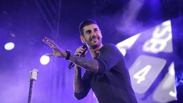 Melendi cantando en uno de sus conciertos