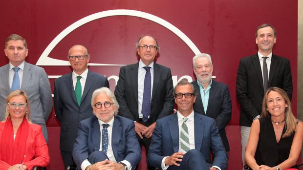 Sánchez Llibre, junto a otros miembros de Fomento y representantes comerciales de la ciudad