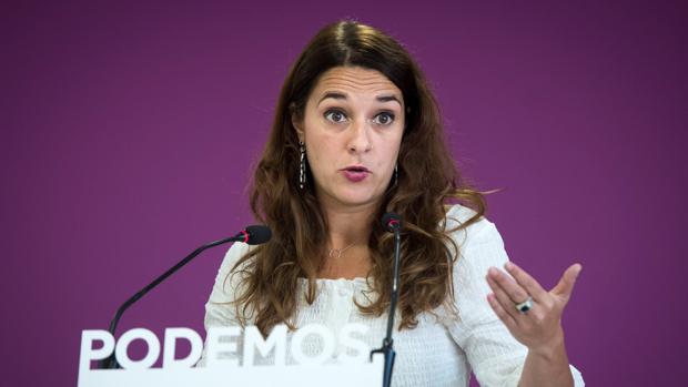 La portavoz de Podemos, Noelia Vera, durante la rueda de prensa que ofreció hoy lunes en la sede de su partido tras la reun ión del Consejo de Coordinación de la formación