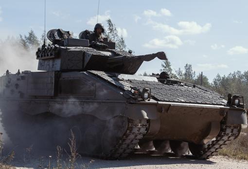 Vehículo Pizarro desplegado en Letonia por el Ejército