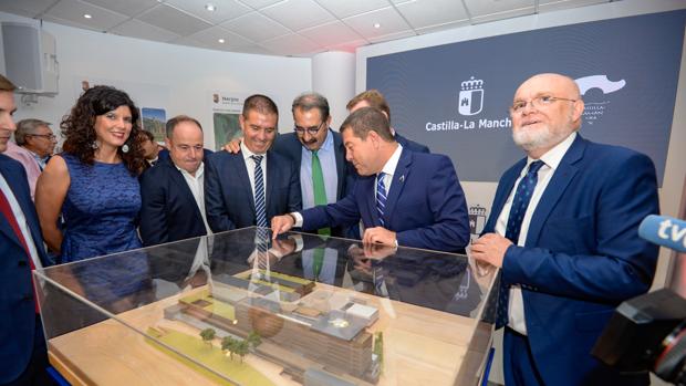 El presidente de Castilla-La Mancha durante la presentación del nuevo proyecto del hospital