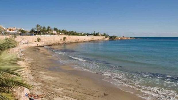 Vista de la playa Punta Prima con la zona de acantilados donde había caído el hombre al fondo