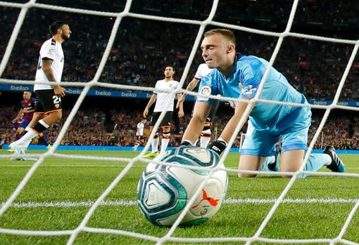 Imagen del partido disputado este sábado por el Valencia ante el Barcelona