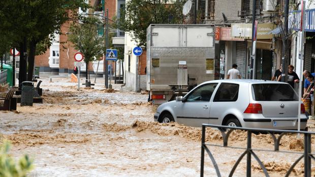 Vista de la zona de Arganda, anegada por la intensa lluvia caída este domingo