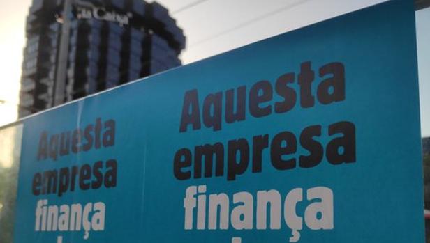 Algunos de los carteles instalados en una oficina bancaria