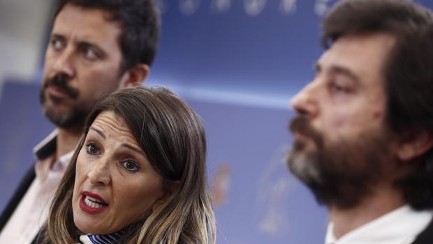 Los dirigentes de Podemos Yolanda Díaz, Rafa Mayoral (d) y Antonio Gómez-Reino Varela, durante la rueda de prensa