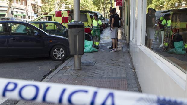 Operarios de Selur limpian la acera sobra la que cayeron los cuerpos