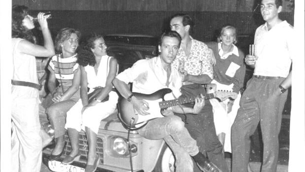 Jóvenes en las calles de Madrid en plena época de la Movida Madrileña (imagen de 1985)