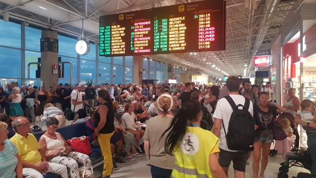 Turistas de Thomas Cook este sábado en Fuerteventura en una foto de Aaron Robinson