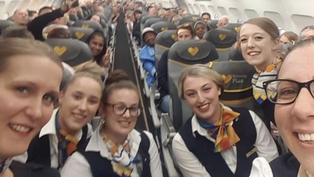Selfie de azafatas y pasajeros este domingo en un vuelo de Thomas Cook rumbo al Reino Unido como despedida