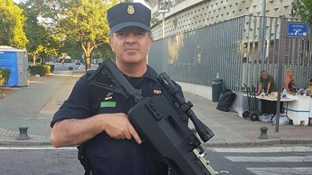 Un agente de la Policía Nacional porta un arma de larga distancia