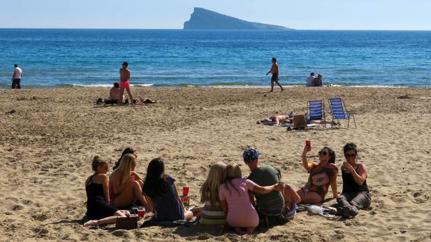 Imagen de archivo de un grupo de jóvenes en la playa de Levante de Benidorm
