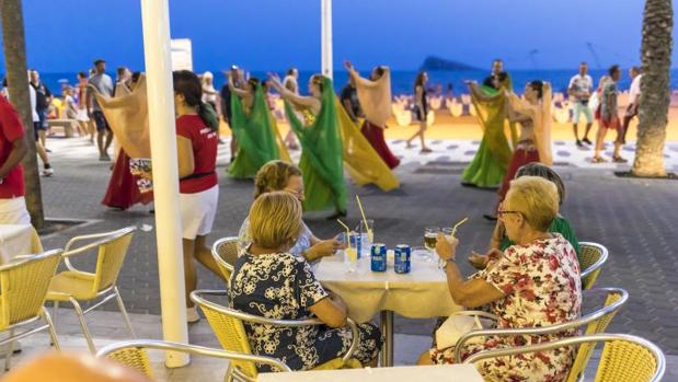 Turistas en el paseo de la playa de Levante de Benidorm