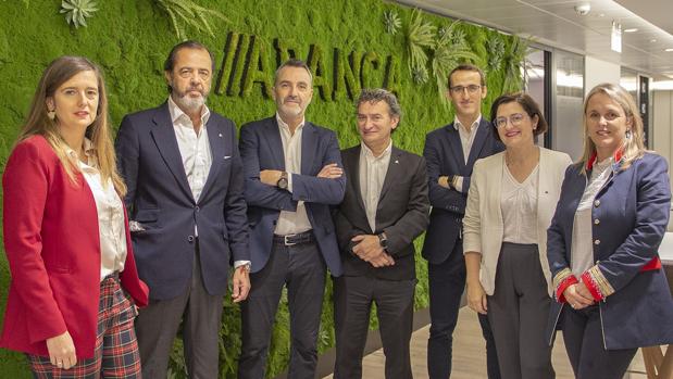 Responsables de Abanca y Lanzadera en la sede coruñesa de la entidad financiera