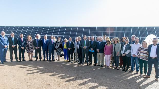 Autoridades políticas duante la inauguración de la planta fotovoltaica