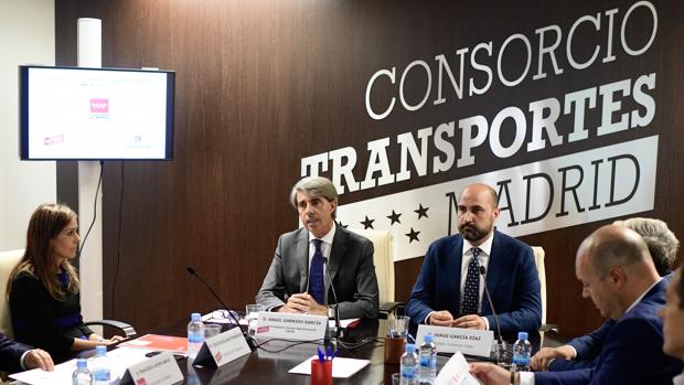 Silvia Roldán, gerente del Consorcio, en la foto junto al consejero de Transportes, Ángel Garrido