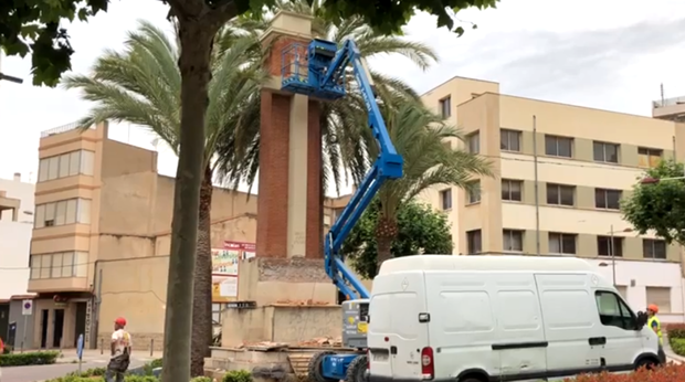 Trabajos del derribo de la Cruz en la Plaza de la Paz en Vall d'Uixó (Castellón)