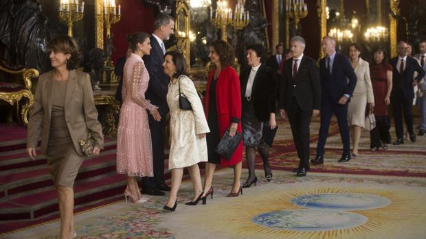 El Gobierno, en pleno, cumplimenta a los Reyes en el Palacio Real