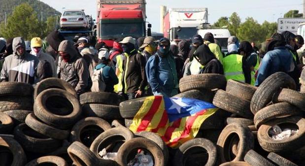 Independentistas catalanes en un corte de carretera